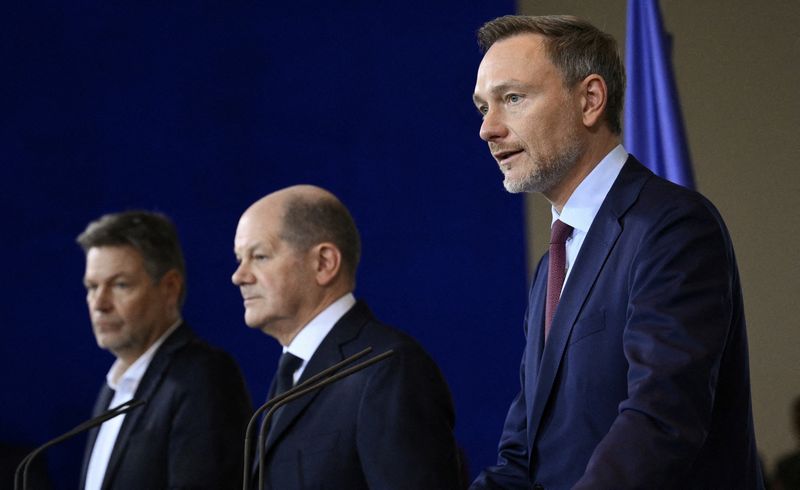 © Reuters. FILE PHOTO: German Chancellor Olaf Scholz is flanked by Economy and Climate Minister Robert Habeck and Finance Minister Christian Lindner to comment on the ruling of Germany's Constitutional court that the government's re-location of 60 billion euros ($65 billion USD) of unused debt from the pandemic era to climate fund was illegal, in Berlin, Germany, November 15, 2023. REUTERS/Annegret Hilse/File Photo