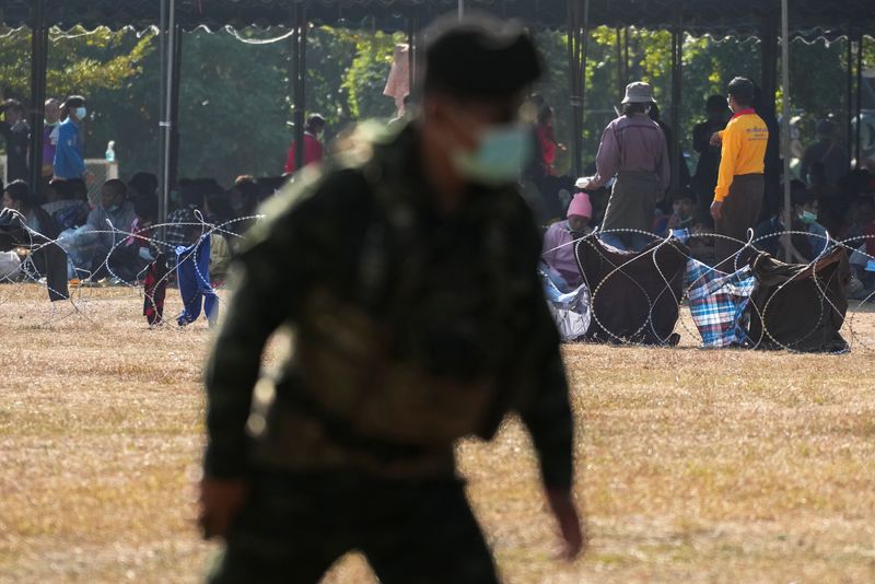 &copy; Reuters. جندي تايلاندي يسير أمام لاجئين فروا جراء تصاعد القتال بين جيش ميانمار ومتمردين منتمين لأقليات عرقية بمأوى مؤقت في إقليم تاك في تايلاند بصور