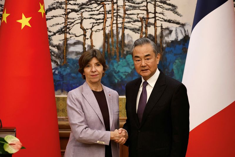 &copy; Reuters. Ministra das Relações Exteriores da França, Catherine Colonna, cumprimenta ministro das Relações Exteriores da China, Wang Yi, em Pequim
24/11/2023 REUTERS/Tingshu Wang