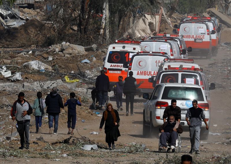 &copy; Reuters. Un convoy de ambulancias se dirige hacia el norte de Gaza durante una tregua temporal entre Israel y Hamás, cerca de la ciudad de Gaza, el 24 de noviembre de 2023. REUTERS/Ibraheem Abu Mustafa