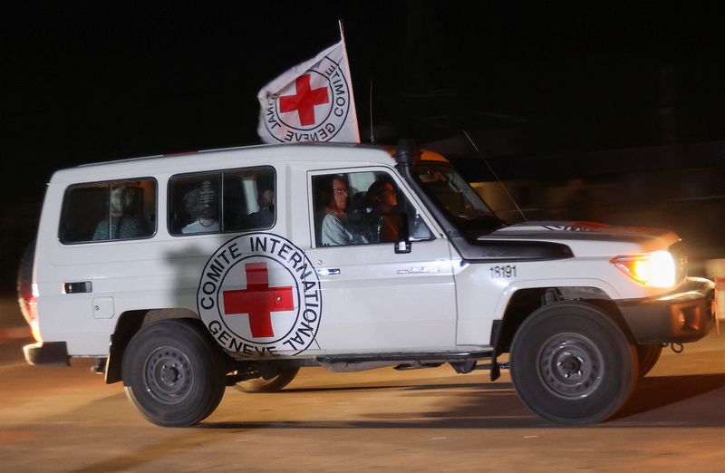 &copy; Reuters. Veículo da Cruz Vermelha em comboio que transportou reféns israelenses em Gaza
24/11/2023
REUTERS/Ibraheem Abu Mustafa