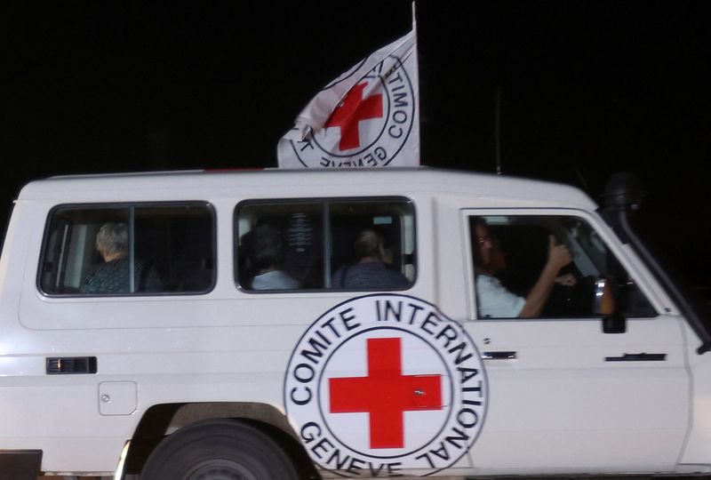 &copy; Reuters. عربة تابعة للجنة الدولية للصليب الأحمر ضمن قافلة عربات يعتقد أنها تُقِل رهائن اختطفهم مسلحو حركة حماس خلال هجوم السابع من أكتوبر تشرين الأو