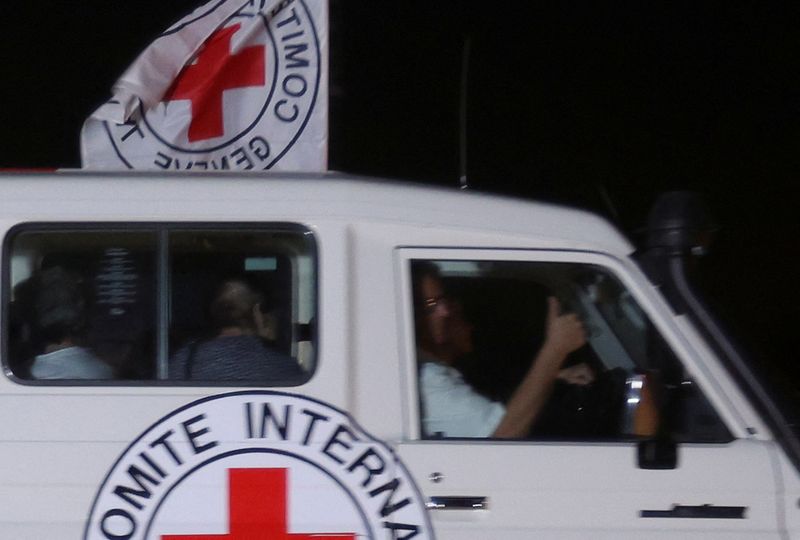 &copy; Reuters. Veículo da Cruz Vermelha na Faixa de Gaza
24/11/2023
REUTERS/Ibraheem Abu Mustafa