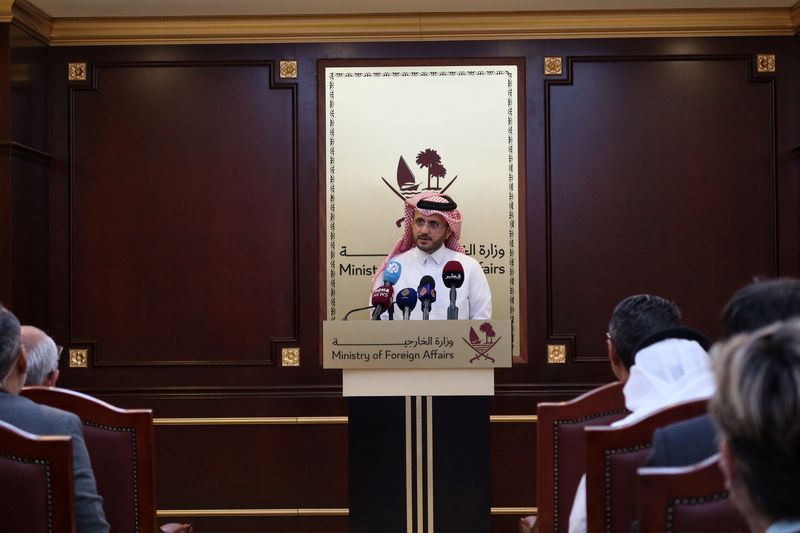 &copy; Reuters. المتحدث باسم وزارة الخارجية القطرية ماجد الأنصاري يتحدث خلال مؤتمر صحفي في الدوحة يوم الخميس. تصوير: عماد كريدي - رويترز.