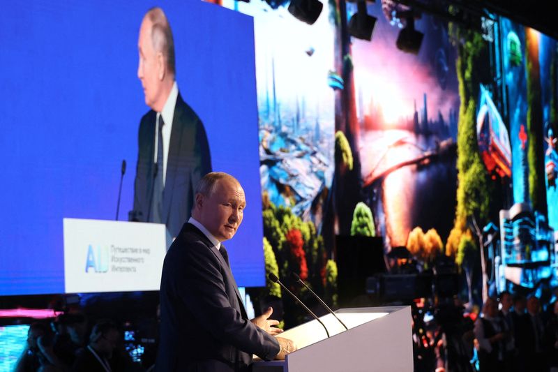 &copy; Reuters. Il presidente russo Vladimir Putin pronuncia un discorso durante una sessione plenaria della conferenza internazionale sull'intelligenza artificiale e l'apprendimento automatico Artificial Intelligence Journey 2023 a Mosca, Russia, il 24 novembre 2023. Sp