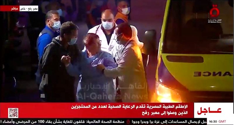 &copy; Reuters. Reféns libertados deixam ambulância no Egito
 24/11/2023    Al Qahera News/Reuters TV via REUTERS