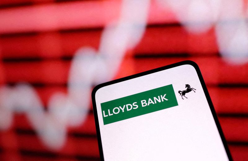 &copy; Reuters. Il logo di Lloyds Bank e un grafico delle azioni in aumento in questa illustrazione del 12 marzo 2023. REUTERS/Dado Ruvic/Illustrazione/File Photo