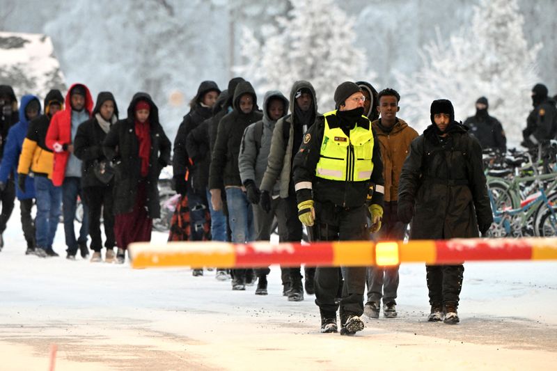 &copy; Reuters. Guardas de fronteira finlandeses escoltam migrantes na passagem da fronteira em Salla, no norte da Finlândia
23/11/2023
Lehtikuva/Jussi Nukari via REUTERS
