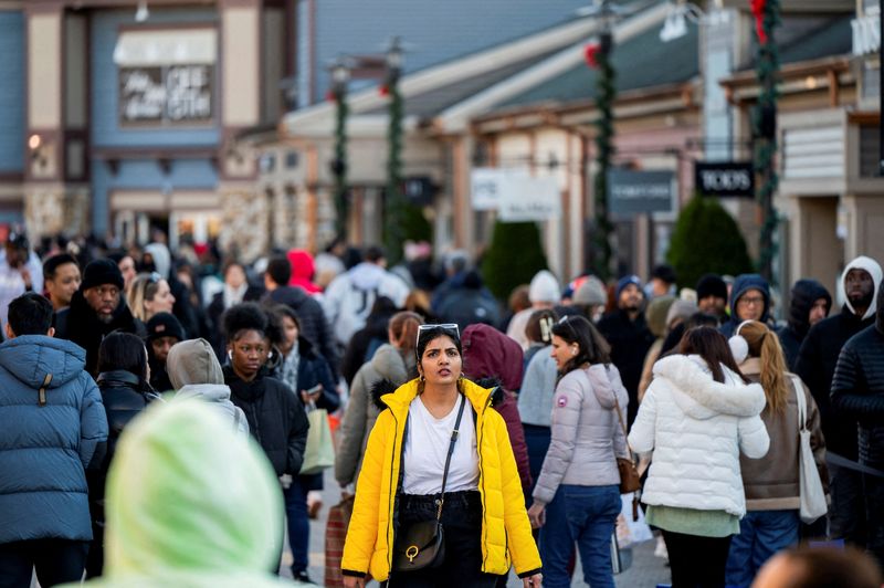 &copy; Reuters. Black Friday shoppers walk to stores as retailers compete to attract shoppers and try to maintain margins on Black Friday, one of the busiest shopping days of the year, at Woodbury Common Premium Outlets in Central Valley, New York, U.S. November 24, 2023
