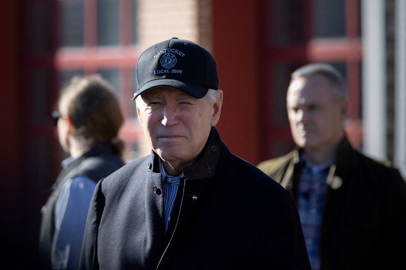 &copy; Reuters. FILE PHOTO: U.S. President Joe Biden answers a question from a journalist outside the Nantucket Fire Department in Nantucket, Massachusetts, U.S, November 23, 2023. REUTERS/Tom Brenner/File Photo