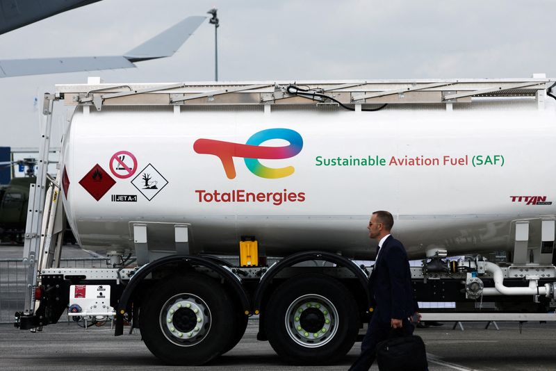 &copy; Reuters. شاحنة تابعة لشركة توتال إنرجيز محملة بوقود طيران مستدام في معرض باريس الجوي في مطار لو بورجيه بالقرب من باريس يوم 19 يونيو حزيران 2023. تصوير: ب