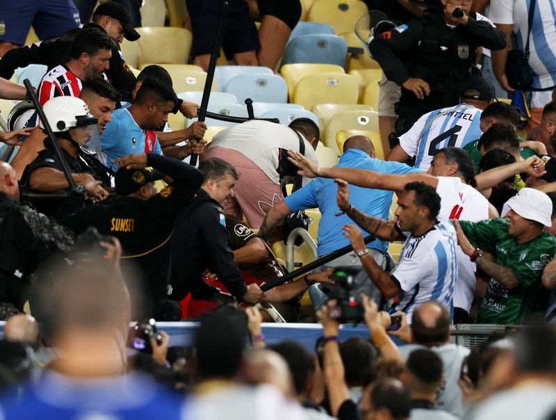 &copy; Reuters. Torcedores entram em confronto nas arquibancadas com seguranças, causando atraso no início do jogo entre Brasil e Argentina no Maracanã
21/11/2023
REUTERS/Sergio Moraes