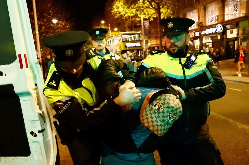 © Reuters. Members of the Garda Public Order Unit detain a man, following a riot in the aftermath of a school stabbing that left several children and adults injured on O'Connell Street, in Dublin, Ireland November 24, 2023. REUTERS/Clodagh Kilcoyne     