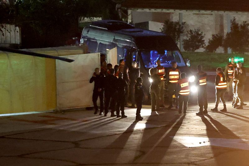 &copy; Reuters. سيارة تنتظر الرهائن المفرج عنهم كجزء من صفقة بين إسرائيل وحركة المقاومة الإسلامية (حماس) عقب وصولهم بطائرة هليكوبتر إلى مركز شنايدر الطبي ل
