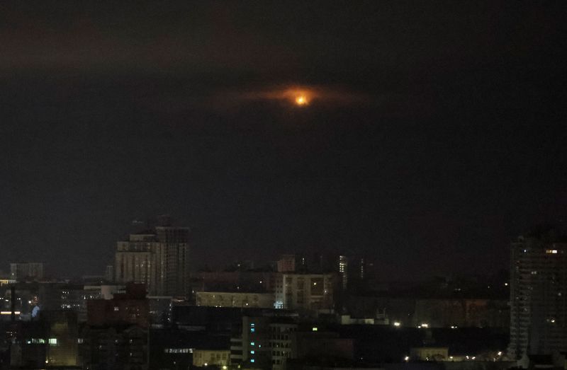 © Reuters. انفجار طائرة مسيرة في سماء كييف يوم السبت. تصوير: : هليب هارانيتش - رويترز