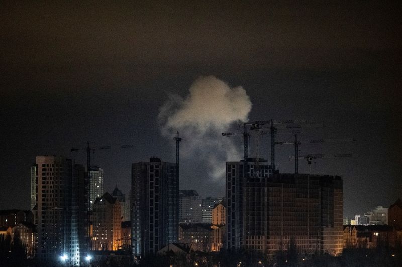 © Reuters. دخان يتصاعد فوق كييف بعد غارة روسية بطائرات مسيرة يوم السبت. تصوير: فالديسلاف سوديل - رويترز.