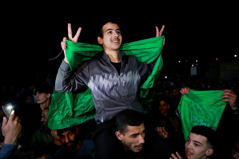 &copy; Reuters. سجناء فلسطينيون أُطلق سراحهم يغادرون سجن عوفر الإسرائيلي بالقرب من رام الله في إطار اتفاق التبادل بين إسرائيل وحماس يوم الجمعة. تصوير: عمار 