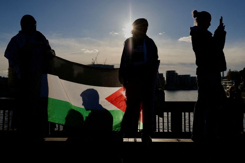 &copy; Reuters. People protest on Vauxhall Bridge during a march in solidarity with Palestinians in Gaza, amid the ongoing conflict between Israel and the Palestinian Islamist group Hamas, in London, Britain, November 11, 2023.  REUTERS/Kevin Coombs/File Photo