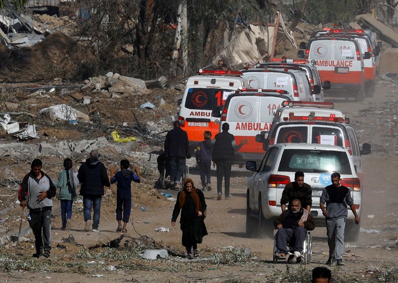&copy; Reuters. Un convoy de ambulancias se dirige hacia el norte de Gaza durante una tregua temporal entre Israel y Hamás, cerca de la ciudad de Gaza. 24 de noviembre de 2023. REUTERS/Ibraheem Abu Mustafa 