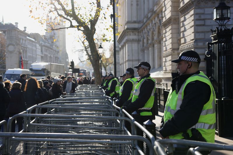 &copy; Reuters. أفراد من الشرطة يقفون حراسة بالقرب من داوننج ستريت قبل مسيرة مؤيدة للفلسطينيين في غزة في لندن يوم السبت. تصوير: هولي آدامز - رويترز