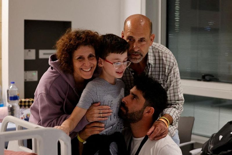 © Reuters. Ohad Munder, 9-year-old, reacts as he meets with his family members after he returned to Israel to the designated complex at the Schneider Children's Medical Center, during a temporary truce between Hamas and Israel, in Petah Tikva, Israel, in this handout picture released on November 25, 2023. Schneider Children's Medical Center Spokesperson/Handout via REUTERS. 