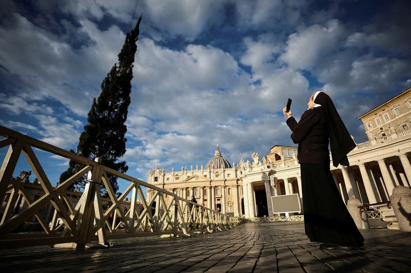 &copy; Reuters. Una monja graba un vídeo mientras un árbol de Navidad llega a la Plaza de San Pedro antes de la temporada festiva en el Vaticano. 23 de noviembre de 2023. REUTERS/Guglielmo Mangiapane     