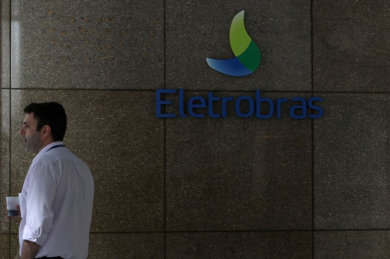 &copy; Reuters. Pessoa perto do logo da Eletrobras, no Rio de Janeiro, Brasil.
03/01/2019
REUTERS/Pilar Olivares/Foto de arquivo