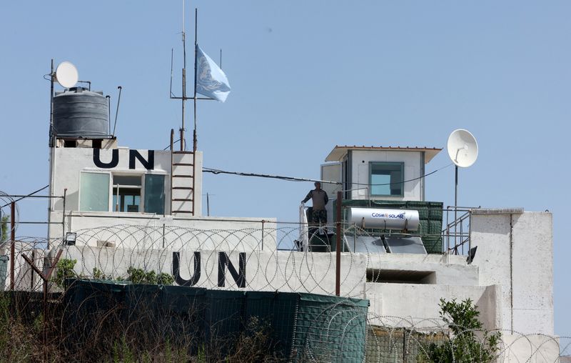 &copy; Reuters. أحد جنود حفظ السلام التابعين للأمم المتحدة في قوة الأمم المتحدة المؤقتة في لبنان (اليونيفيل) يقف في موقعه بالقرب من الحدود الإسرائيلية في جن