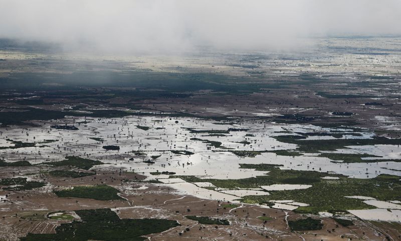 &copy; Reuters. منظر جوي يظهر حقول مغمورة بمياه الأمطار الغزيرة في الصومال يوم 16 نوفمبر تشرين الثاني 2023. تصوير: فيصل عمر - رويترز.