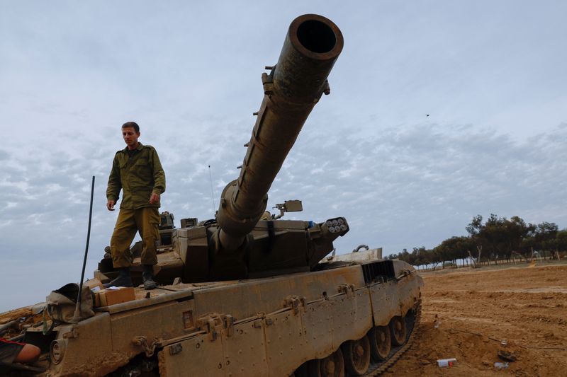 &copy; Reuters. Chars Merkava près de la frontière entre Israël et Gaza, lors d'une trêve temporaire entre le Hamas et Israël. /Photo prise le 25 novembre 2023 au sud d'Israël/REUTERS/Alexander Ermochenko