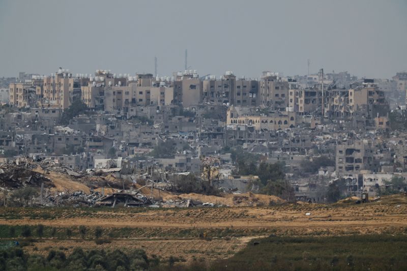 &copy; Reuters. المباني المدمرة في غزة، كما تظهر من جنوب إسرائيل، خلال الهدنة المؤقتة بين حماس وإسرائيل يوم السبت. تصوير: ألكسندر إيرموشينكو - رويترز.