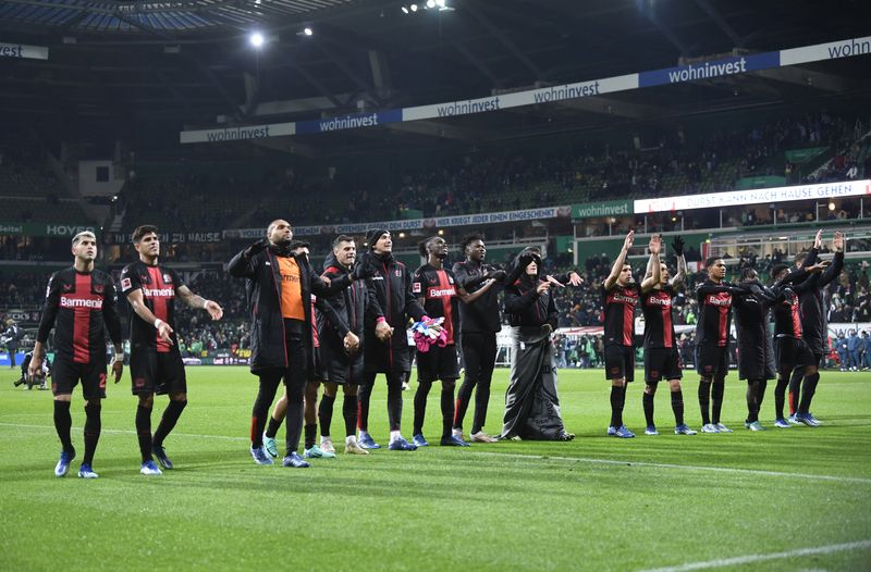 &copy; Reuters. لاعبون من فريق ليفركوزن يحتفلون بفوزهم على فيردر بريمن في دوري الدرجة الأولى الألماني لكرة القدم يوم السبت. تصوير: فابيان بيمر - رويترز.