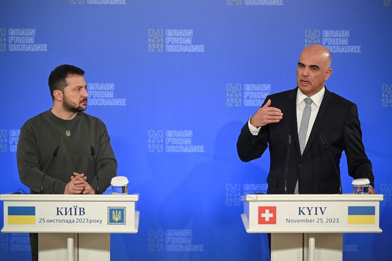 &copy; Reuters. O presidente suíço, Alain Berset, e o presidente da Ucrânia, Volodymyr Zelenskiy, falam à mídia durante a cúpula internacional sobre segurança alimentar 'Grãos da Ucrânia', em meio ao ataque contínuo da Rússia à Ucrânia, em Kiev, Ucrânia.
25