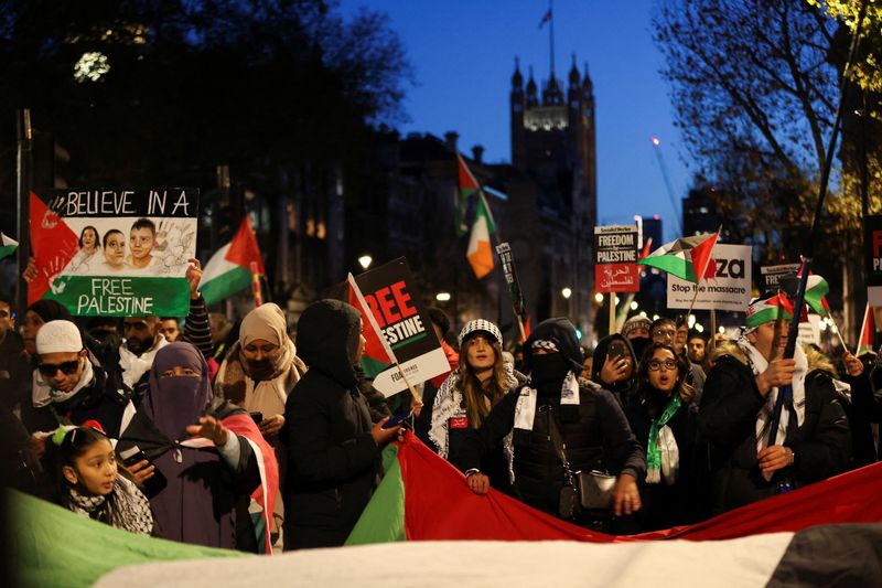 © Reuters. متظاهرون يؤيدون الفلسطينيين خلال مسيرتهم في لندن يوم السبت. تصوير: هولي آدامز - رويترز.