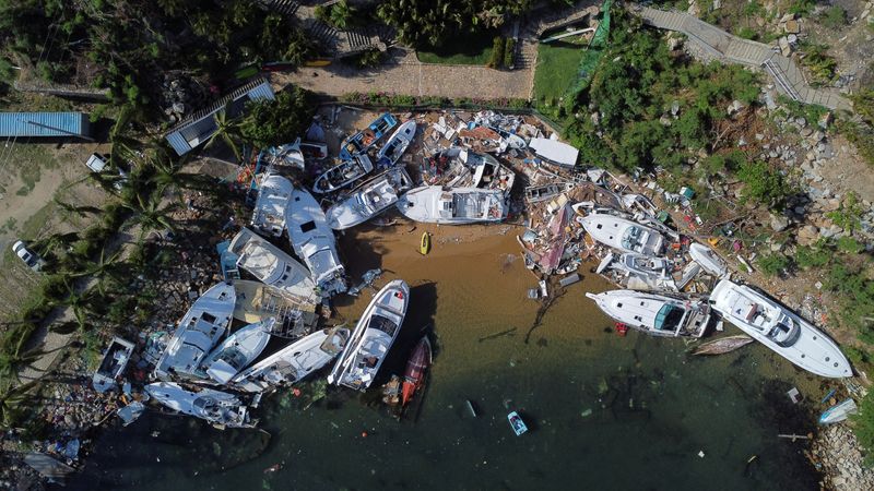 &copy; Reuters. A view of debris and damaged boats a month after Hurricane Otis hit Acapulco, Mexico November 25, 2023. REUTERS/Raquel Cunha