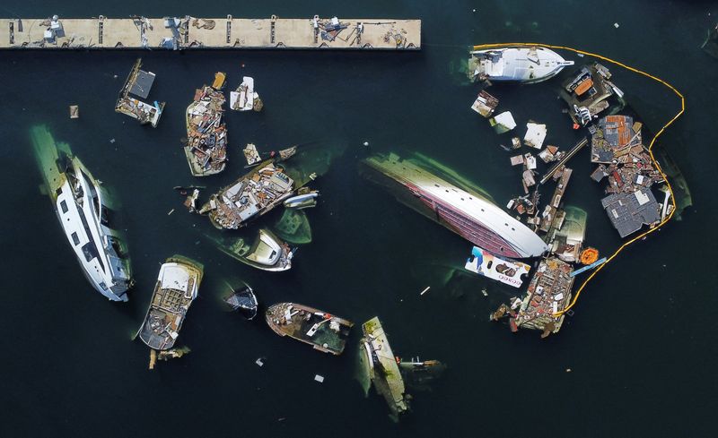 © Reuters. A view of debris and damaged boats a month after Hurricane Otis hit Acapulco, Mexico November 25, 2023. REUTERS/Raquel Cunha