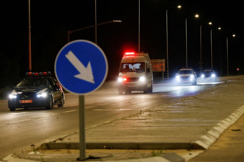 © Reuters. سيارة إسعاف يعتقد أنها تقل رهائن تم إطلاق سراحهم بموجب اتفاق بين إسرائيل وحركة المقاومة الإسلامية الفلسطينية (حماس) بالقرب من الحدود مع غزة في إسرائيل يوم الأحد. تصوير: عامير كوهين - رويترز.
