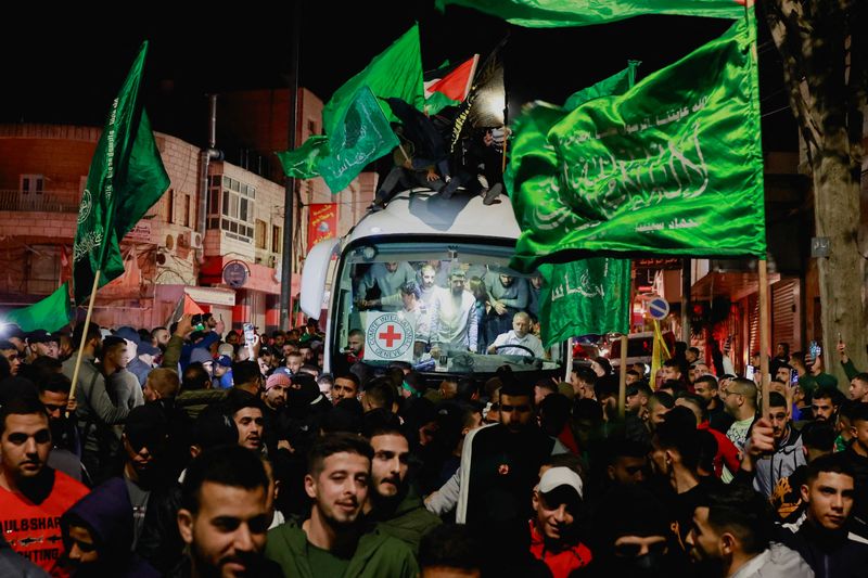 &copy; Reuters. السجناء الفلسطينيين المفرج عنهم داخل حافلة عقب مغادرة سجن عوفر العسكري الإسرائيلي ضمن اتفاق التبادل بين حماس وإسرائيل بالقرب من رام الله ف