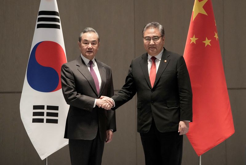 &copy; Reuters. South Korean Foreign Minister Park Jin, right, shakes hands with his Chinese counterpart Wang Yi prior to a meeting in Busan, South Korea, Sunday, Nov. 26, 2023. Ahn Young-joon/Pool via REUTERS