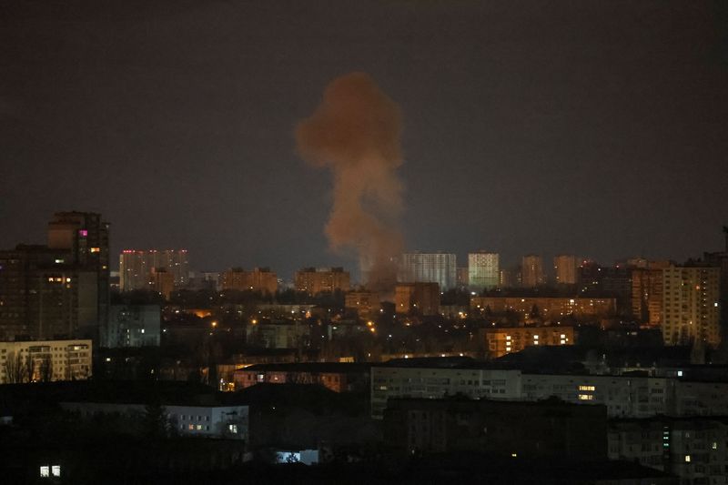 &copy; Reuters. دخان يتصاعد فوق كييف بعد هجوم روسي بطائرات مسيرة يوم السبت. تصوير : هليب هانيتش - رويترز.