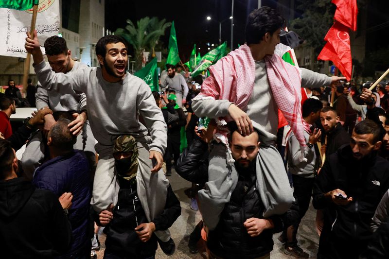 &copy; Reuters. イスラム組織ハマスは新たに１７人の人質を解放した。解放されたのはイスラエル人１３人とタイ国籍４人で、２６日にイスラエルに到着した。写真は解放されたパレスチナ人。１１月２６