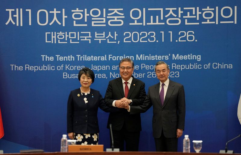 © Reuters. Chinese Foreign Minister Wang Yi, South Korean Foreign Minister Park Jin and Japanese Foreign Minister Yoko Kamikawa pose for a photo prior to the 10th trilateral foreign ministers' meeting in Busan, South Korea, Sunday, Nov. 26, 2023. Ahn Young-joon/Pool via REUTERS