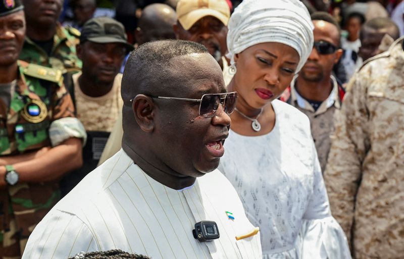 &copy; Reuters. Le président de Sierra Leone, Julius Maada Bio, s'adresse aux journalistes après avoir voté à Freetown, en Sierra Leone. /Photo prise le 24 juin 2023/REUTERS/Cooper Inveen/File Photo