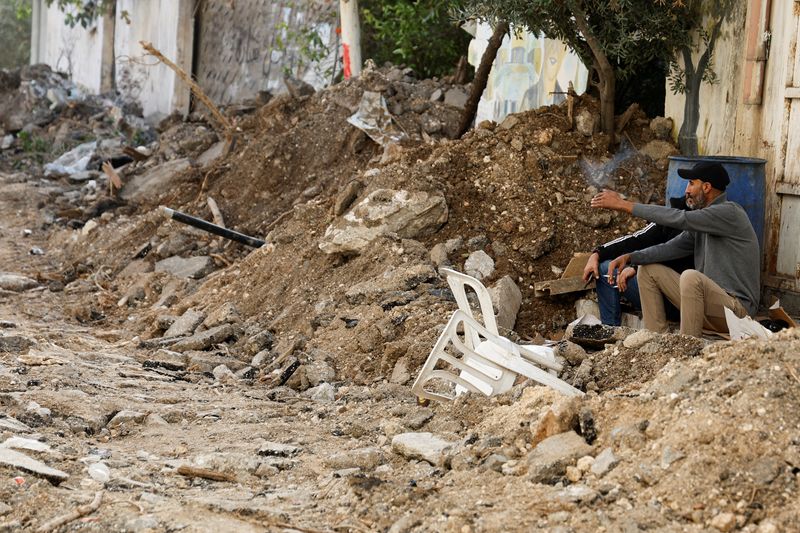 &copy; Reuters. Dégâts dans une rue après un raid israélien à Jénine, en Cisjordanie occupée par Israël. /Photo prise le 26 novembre 2023/REUTERS/Raneen Sawafta