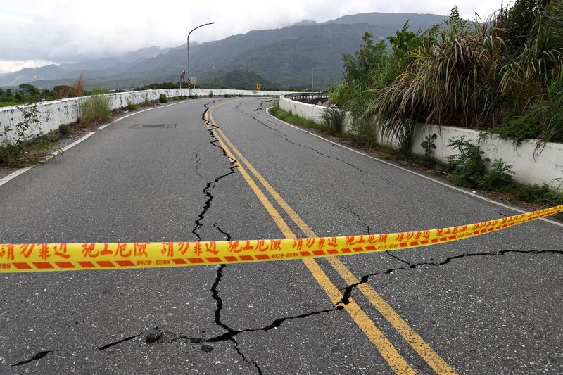 &copy; Reuters. Photo d'archives : Une route endommagée après un tremblement de terre à Hualien, Taïwan. /Photo prise le 21 septembre 2022/REUTERS/Ann Wang