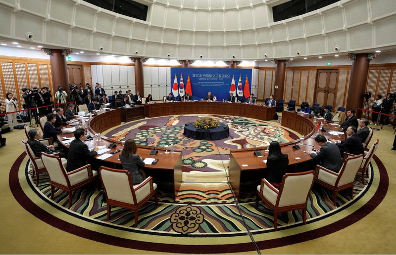 &copy; Reuters. Les délégations de Corée du Sud, Chine et Japon participent à une réunion trilatérale des ministres des Affaires étrangères à Busan, en Corée du Sud. /Photo prise le 26 novembre 2023./REUTERS/Ahn Young-joon