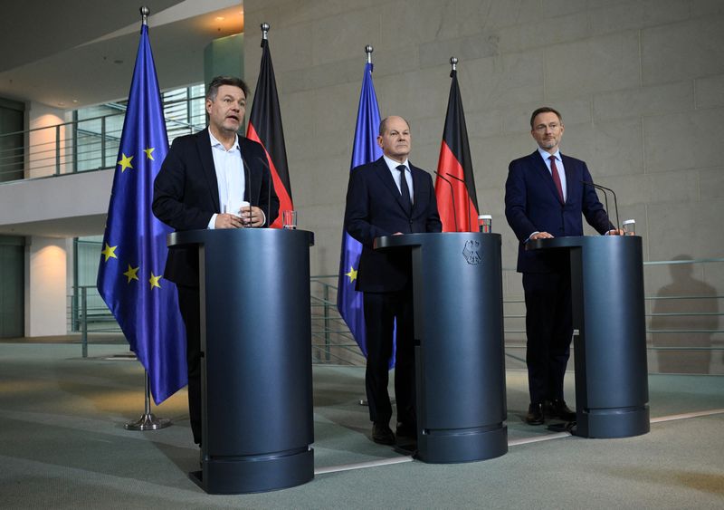 &copy; Reuters. German Chancellor Olaf Scholz is flanked by Economy and Climate Minister Robert Habeck and Finance Minister Christian Lindner to comment on the ruling of Germany's Constitutional court that the government's re-location of 60 billion euros ($65 billion USD