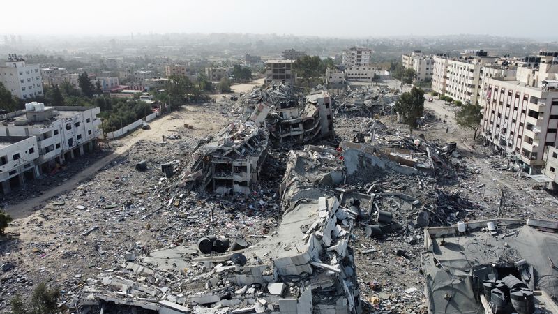 &copy; Reuters. Edificios residenciales, destruidos en ataques israelíes durante el conflicto, yacen en ruinas, en medio de una tregua temporal entre Israel y el grupo islamista palestino Hamás, en el sur de la ciudad de Gaza. 26 de noviembre de 2023. REUTERS/Bassam Ma