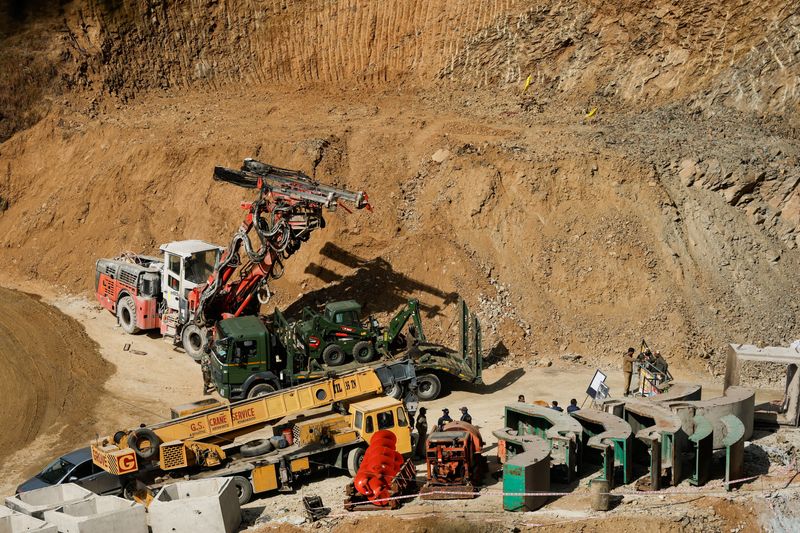 © Reuters. Heavy machinery is used amid rescue operations after workers got trapped in a collapse of an under-construction tunnel, in Uttarkashi, in the northern state of Uttarakhand, India, November 26, 2023. REUTERS/Francis Mascarenhas
