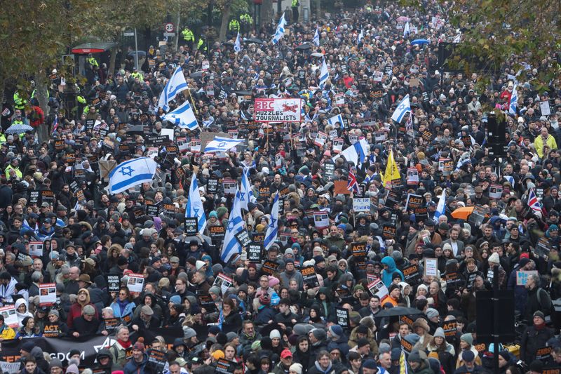 &copy; Reuters. Demonstrators march against the rise of antisemitism in the UK, during a temporary truce between the Palestinian Islamist group Hamas and Israel, in London, Britain November 26, 2023. REUTERS/Susannah Ireland